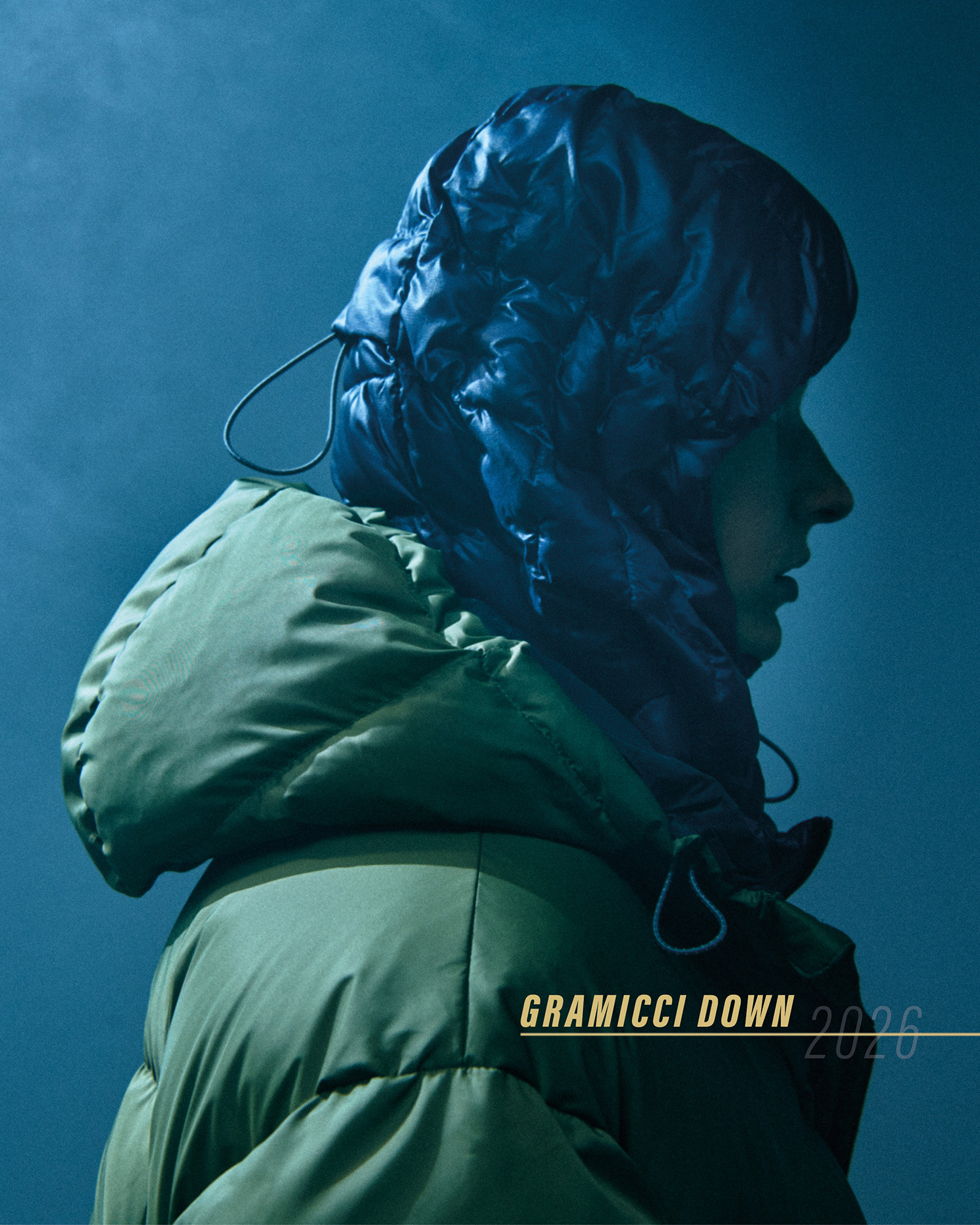 ネイビーのフードを合わせたグリーンのColdfront Down Jacket