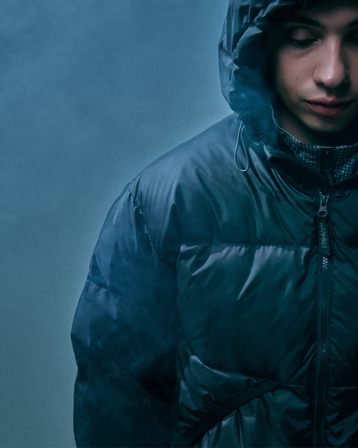 フードをかぶった、ネイビーのColdfront Down Jacketを着たモデル